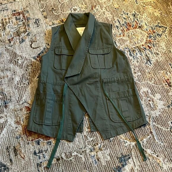 En crème green vest - Picture 2 of 3